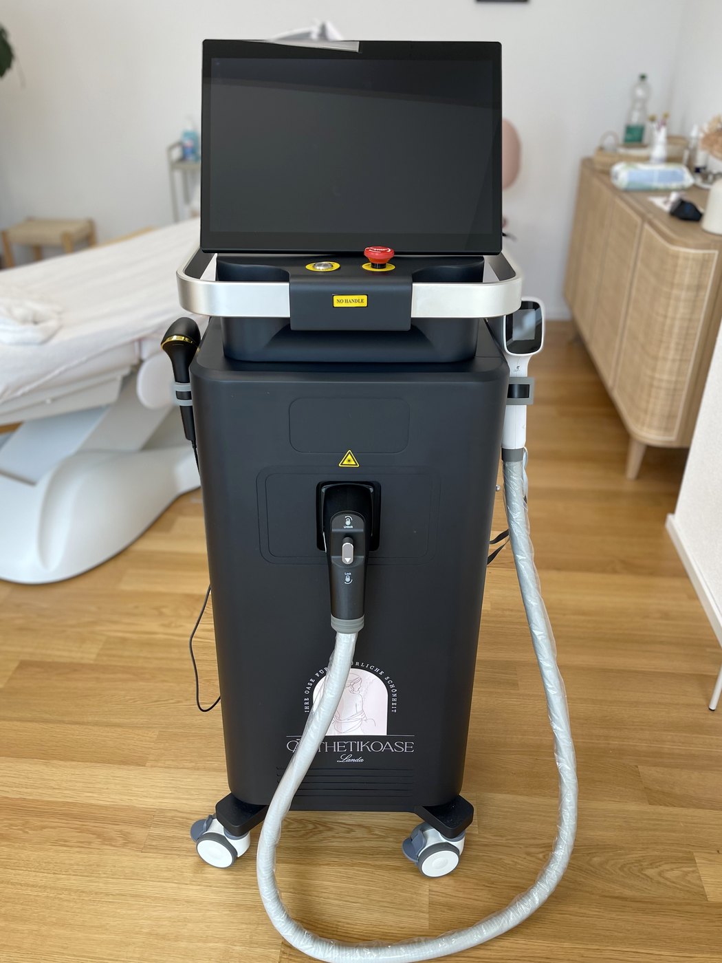 Diodenlaser kaufen Schweiz — VisioSkin Pro Laser mit Studio-Branding in einem Schweizer Kosmetikstudio